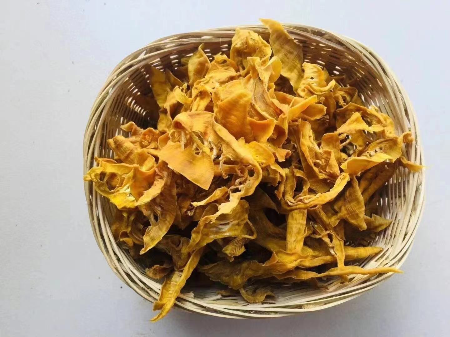 展示糯米笋的成品,色泽金黄,质地细腻,摆放在竹篮中,背景为自然竹林 糯米笋成品展示