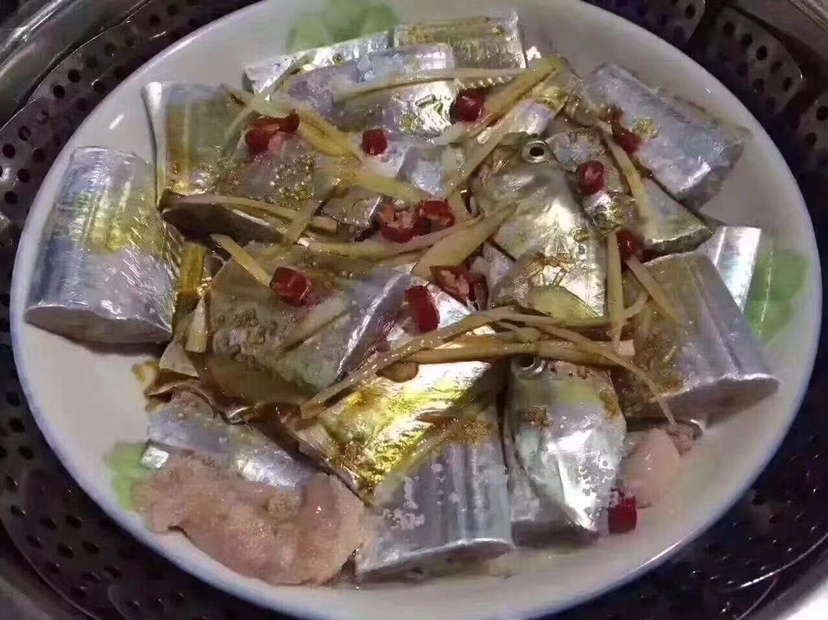 儿童食用清蒸带鱼的餐桌场景