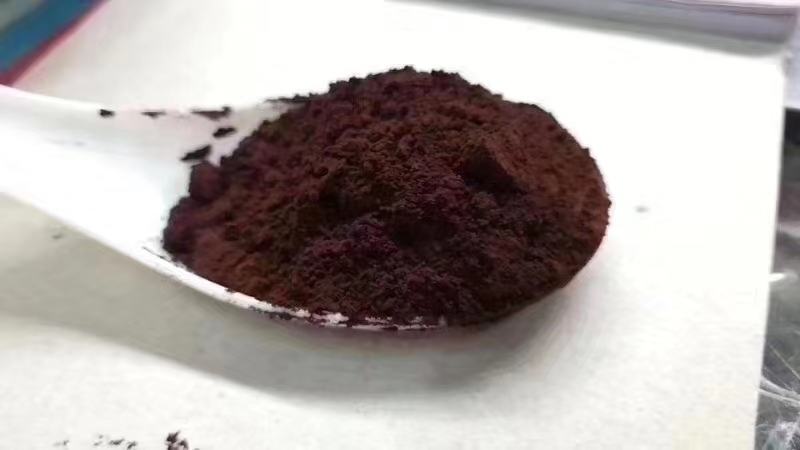 黑灵芝破壁孢子粉扫描电镜图:清晰呈现经超音速气流破壁后的孢子碎片形态,可见完整脂质油滴被磷脂双分子层包裹,粒径均一(5–8μm),无未破壁完整孢子残留,符合《保健食品原料目录 黑灵芝》对破壁率≥95%的技术要求 黑灵芝破壁孢子粉显微结构图:显示完整油滴包裹的孢子壁碎片,粒径分布集中于5–8μm,无未破壁完整孢子