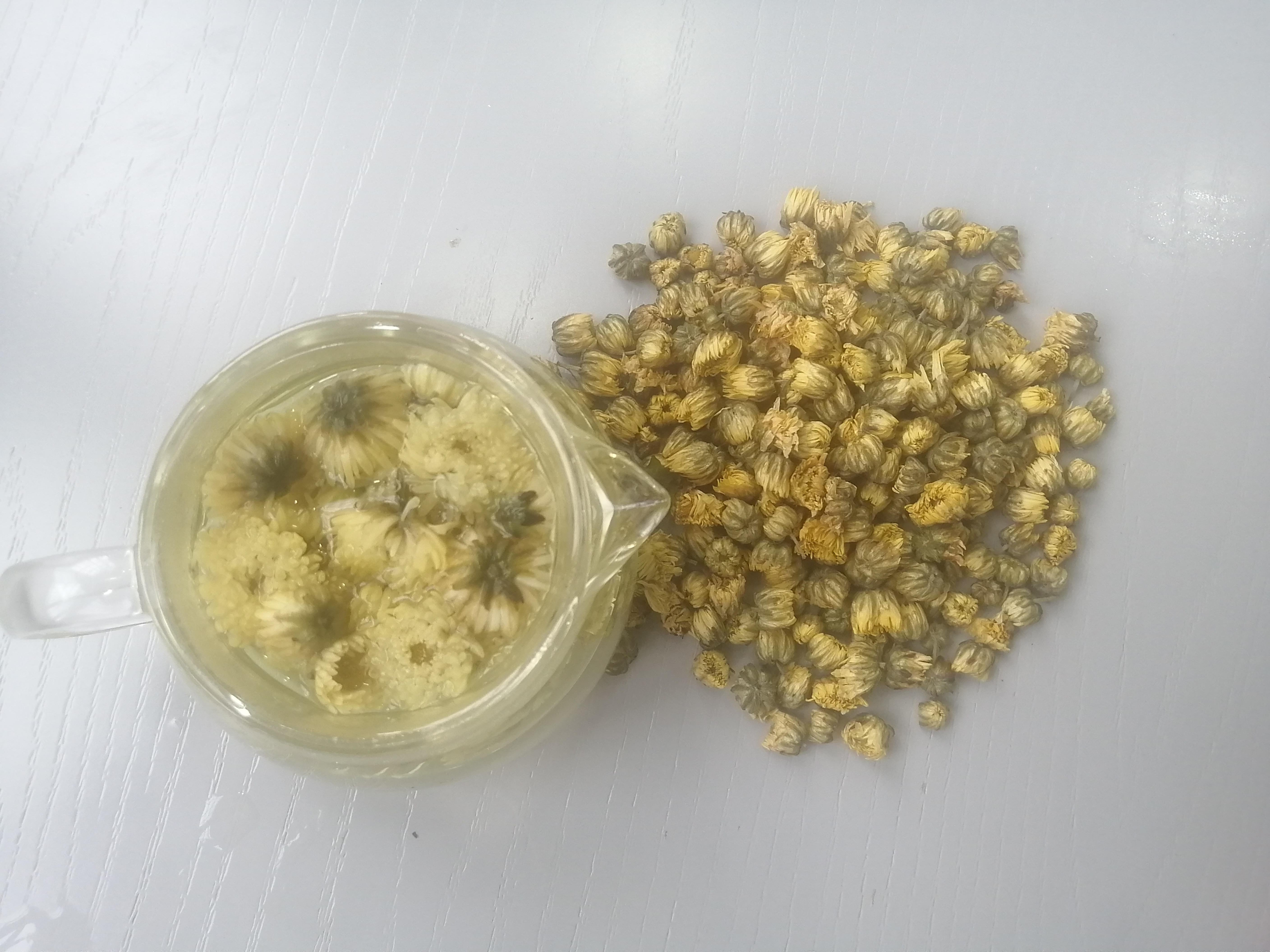 图片展示胎菊泡水后的状态,茶汤清澈金黄,花瓣舒展自然 胎菊泡水效果图