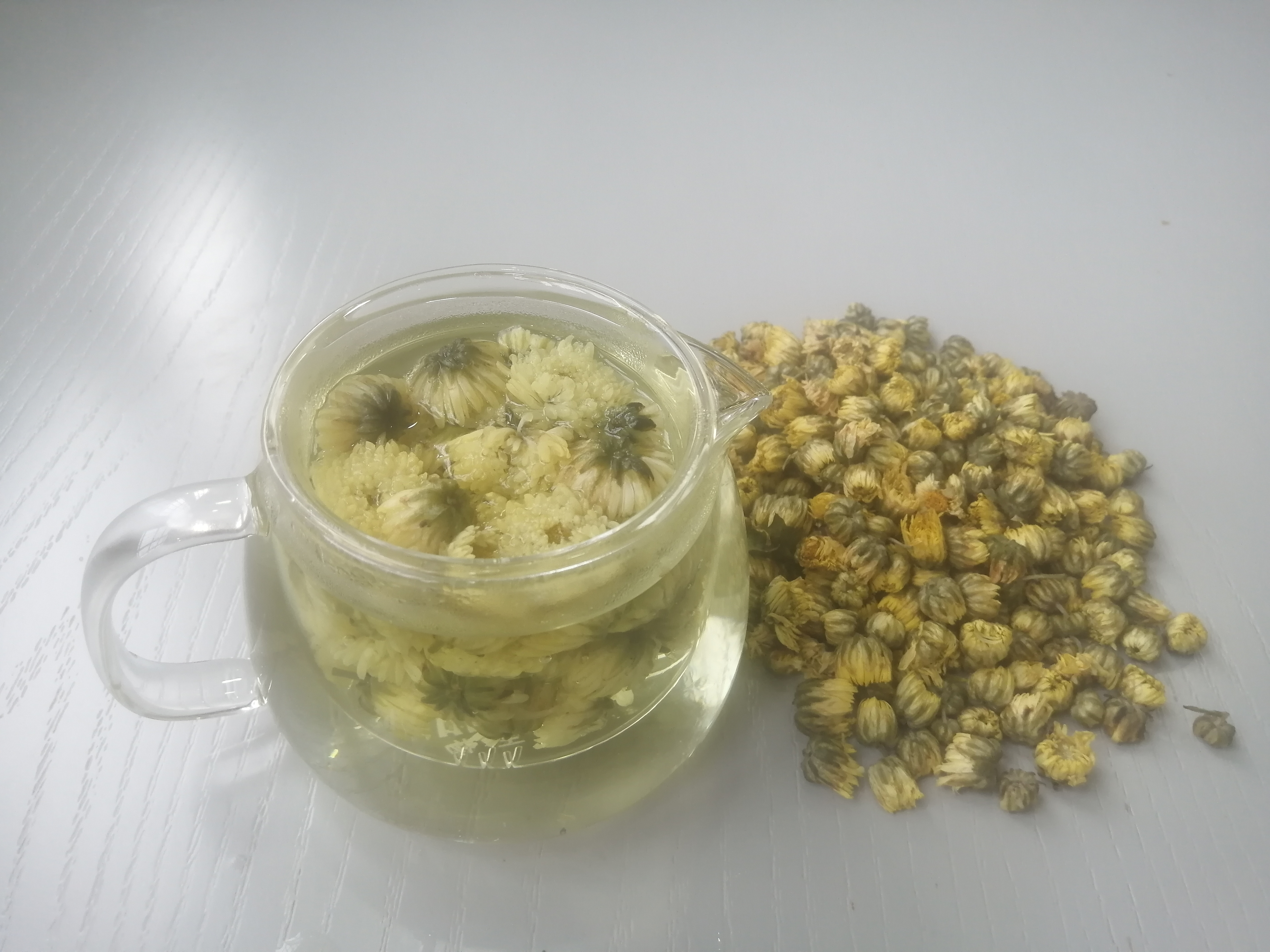 图中展示胎菊王的冲泡过程,包括选杯、热水冲泡、观察茶汤等步骤 胎菊王冲泡步骤图