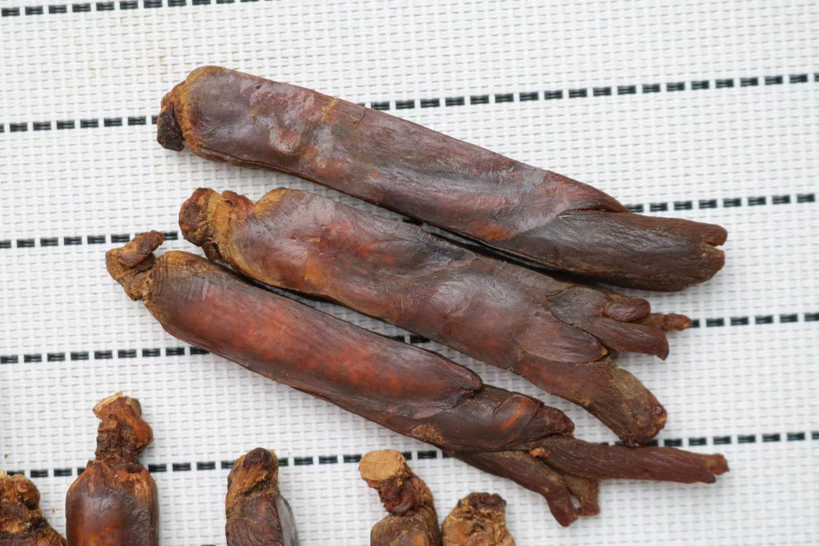 一位年轻人在阳光下饮用红参元,桌上摆放着健康早餐 红参元早晨饮用