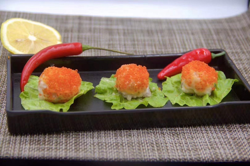 一碗色彩鲜艳的大青芒虾仁沙拉,配有青芒丝、粉红色虾仁、绿叶生菜和少量柠檬角装饰 大青芒沙拉成品图