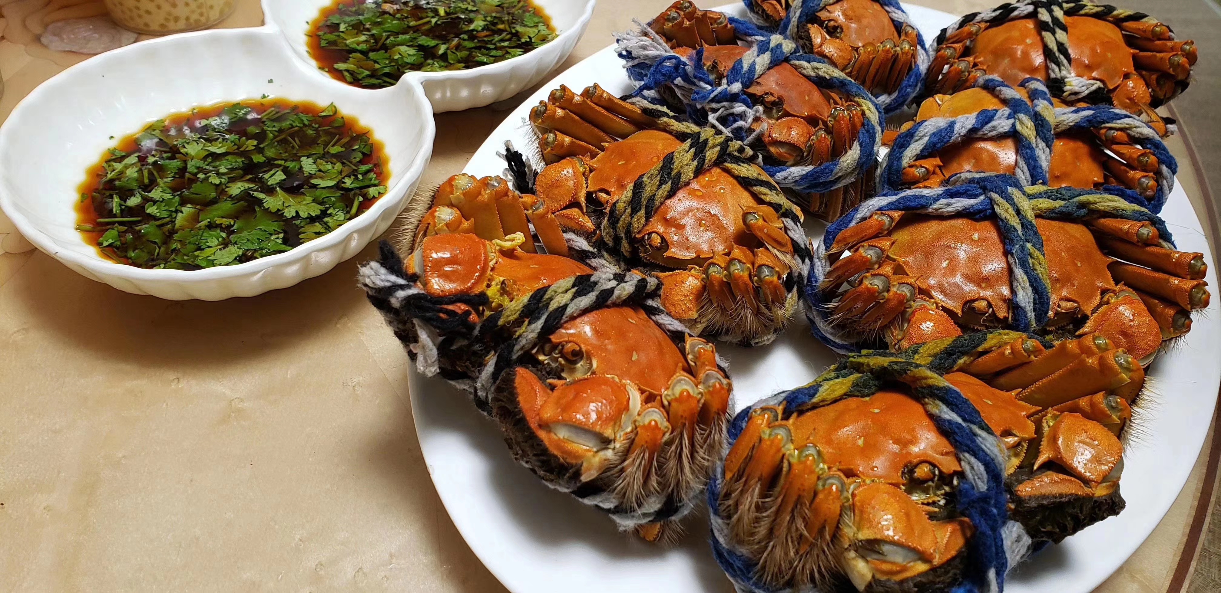 蒸熟的大闸蟹与姜醋蘸料