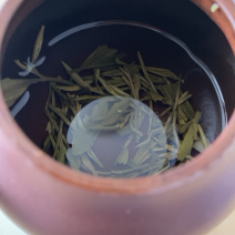 想卖家里的茶叶，有两种，我们当地叫藤茶，和家茶。