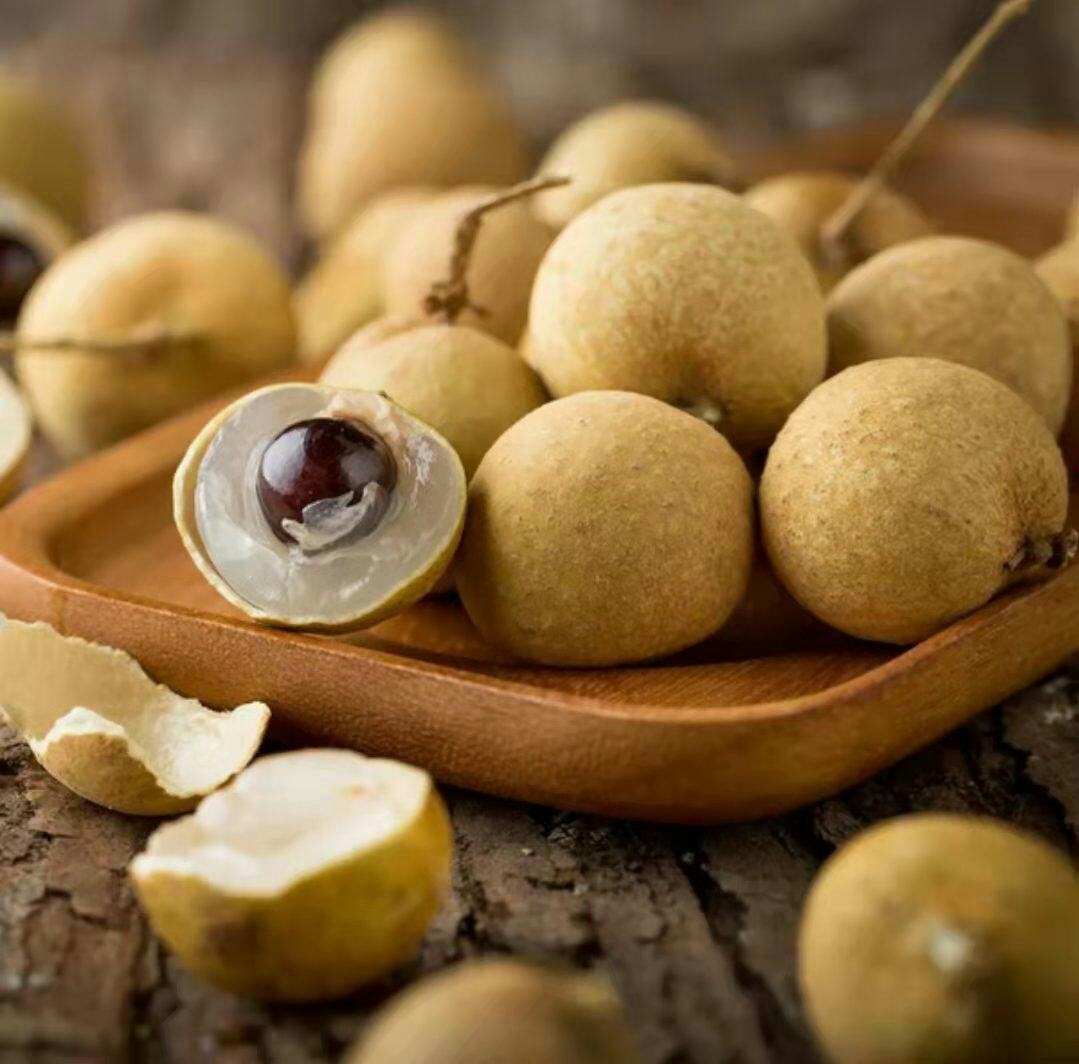 展示石硖龙眼的不同食用方式:包括新鲜果盘、轻烘干制干果、以及用于煲汤的烹饪场景,体现其多样化的膳食应用 石硖龙眼加工与食用场景