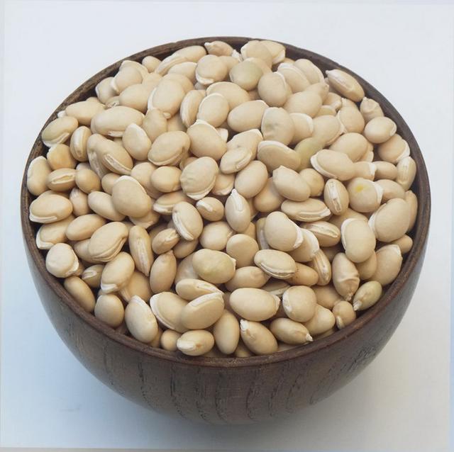 一位西北妇女正在灶台前制作扁豆面旗子的过程抓拍