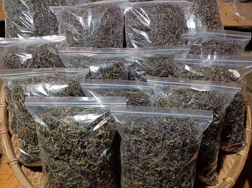 小叶紫檀雕刻工艺工作坊场景