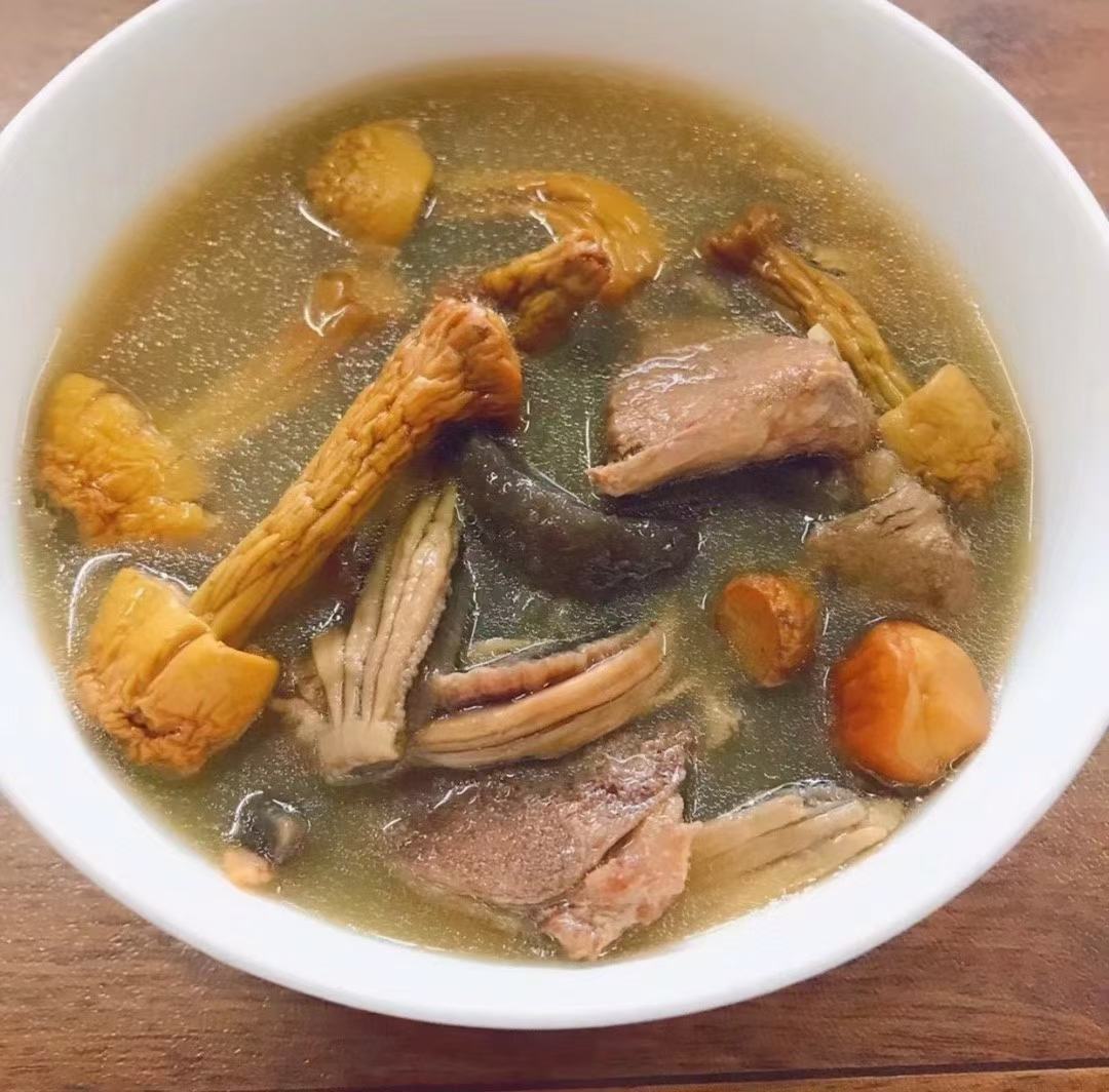 松茸炖鸭肉成品图