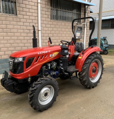 联诚70马力四驱中型拖拉机昆明云内四缸发动机