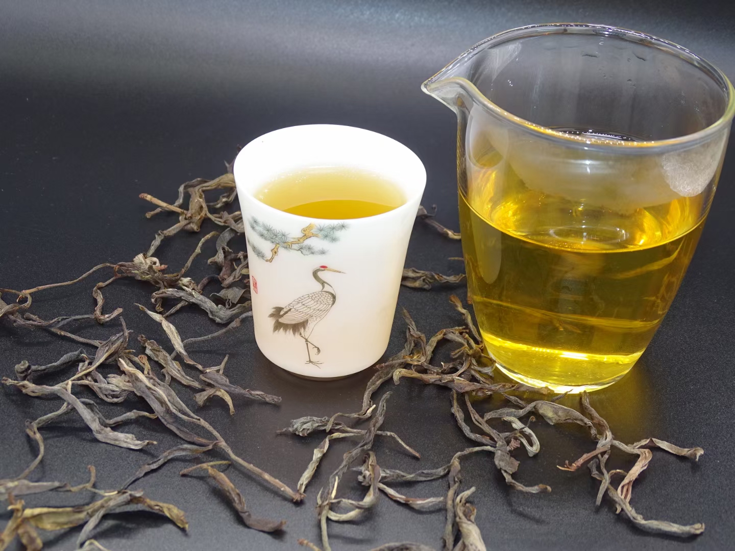 分步骤展示山楂干与绿茶的冲泡过程,包括称量、注水、等待、倒出等环节 山楂干绿茶冲泡步骤示意图