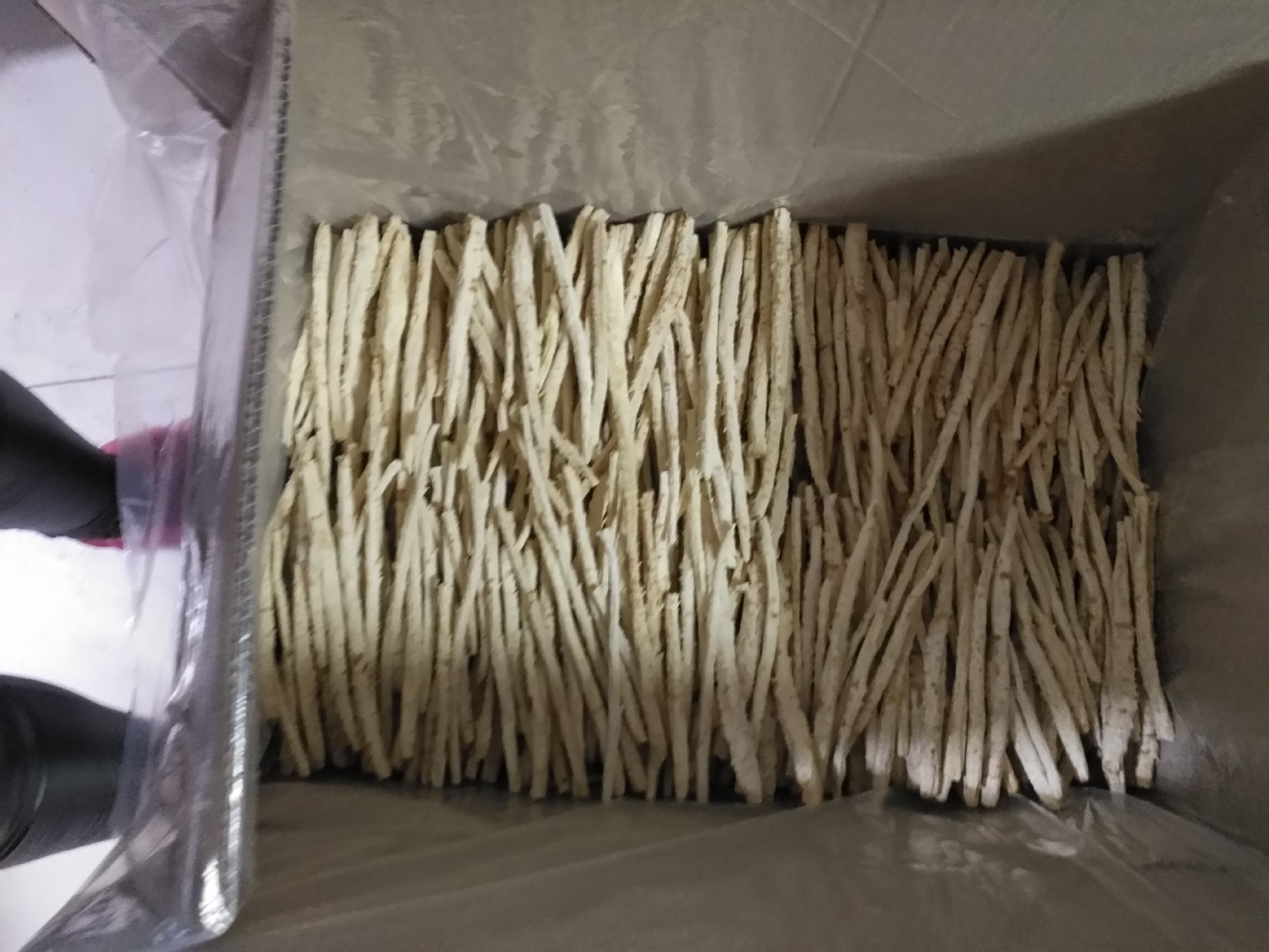 中医师正在调配含有北沙参的中药方剂