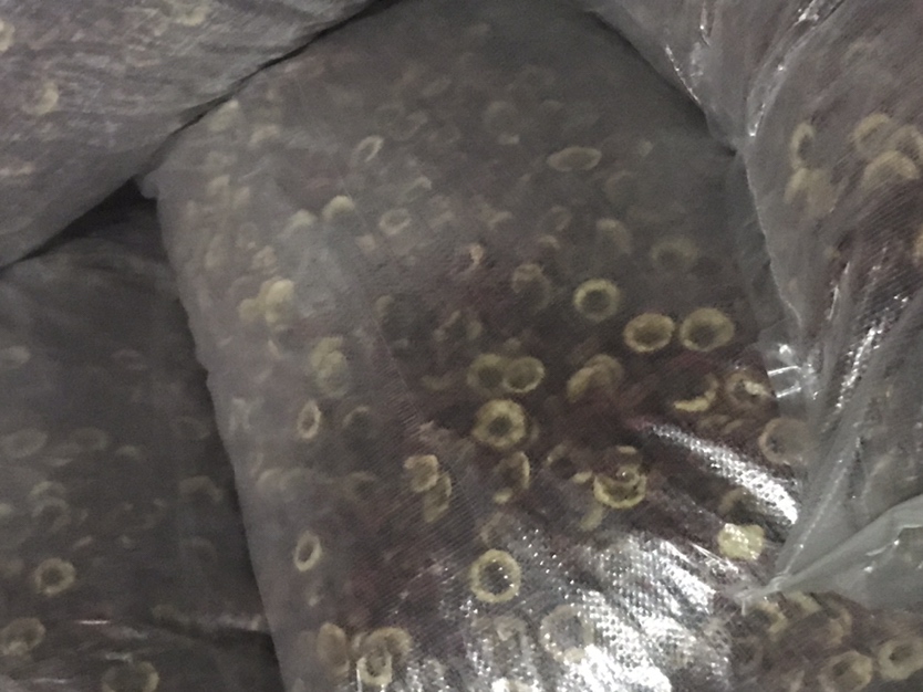 高清微距摄影:左侧为金毫显露、条索肥壮的勐海熟普洱散茶(干茶色泽褐红油润,有明显陈香),右侧为切片均匀、果肉呈浅棕红色的山东青州干山楂片(表面无糖霜、无硫熏白斑,边缘略带自然皱缩纹理),两者置于素色粗陶茶则中,背景虚化,突出农产品本真质感 熟普洱茶与青州干山楂片实物对比图