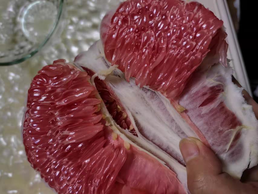 红心柚手工剥瓣去橘络特写