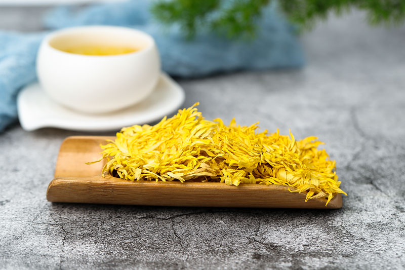 杭白菊茶饮与眼部特写图