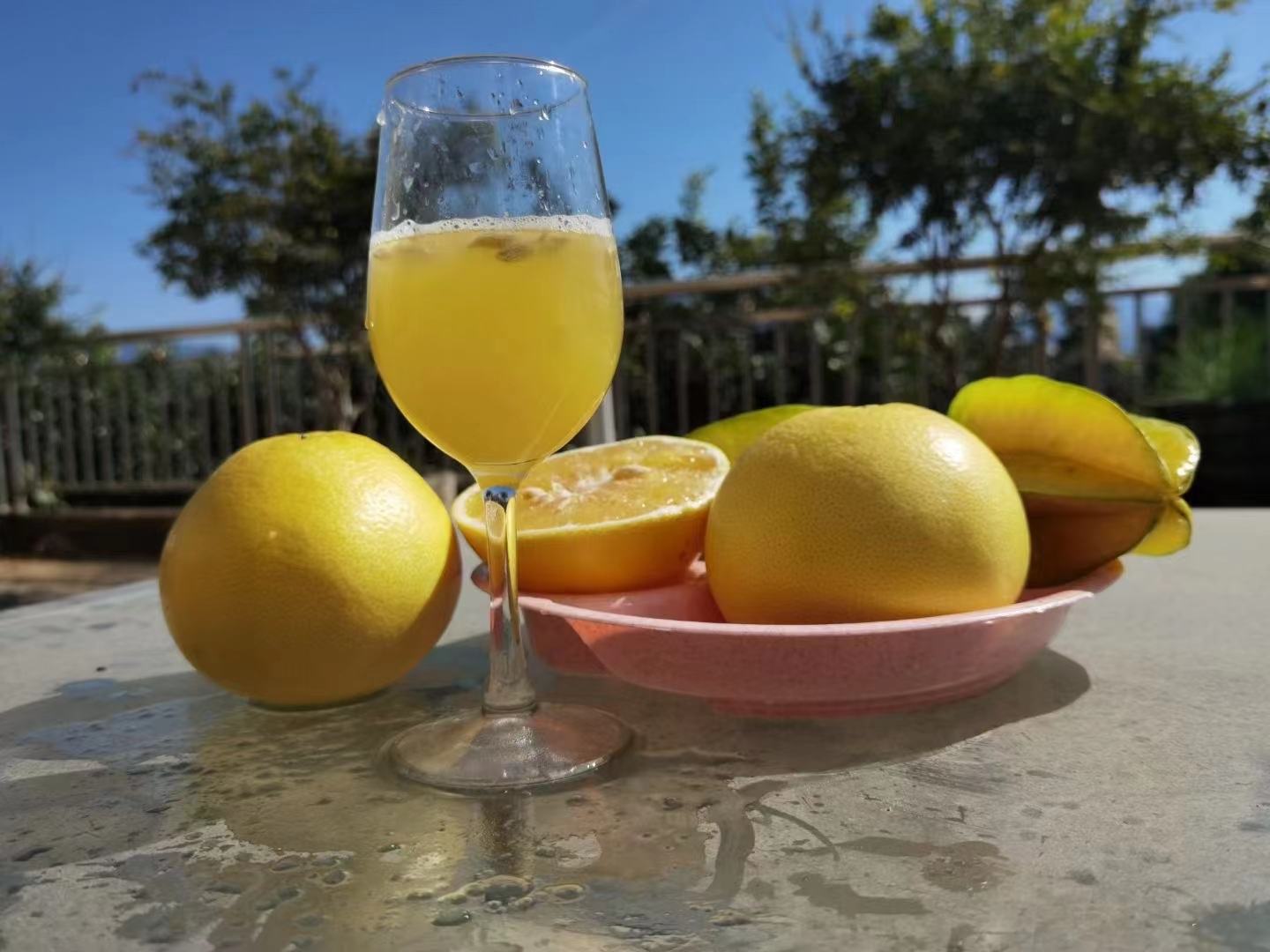 葡萄柚与果汁饮品组合图