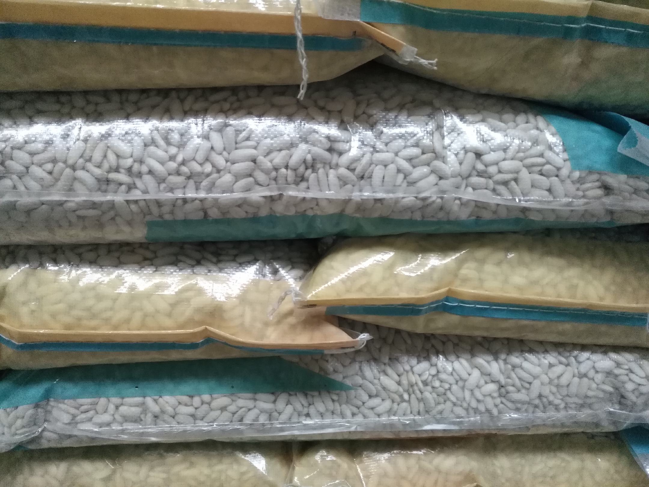 超市货架上不同种类芸豆包装产品陈列展示