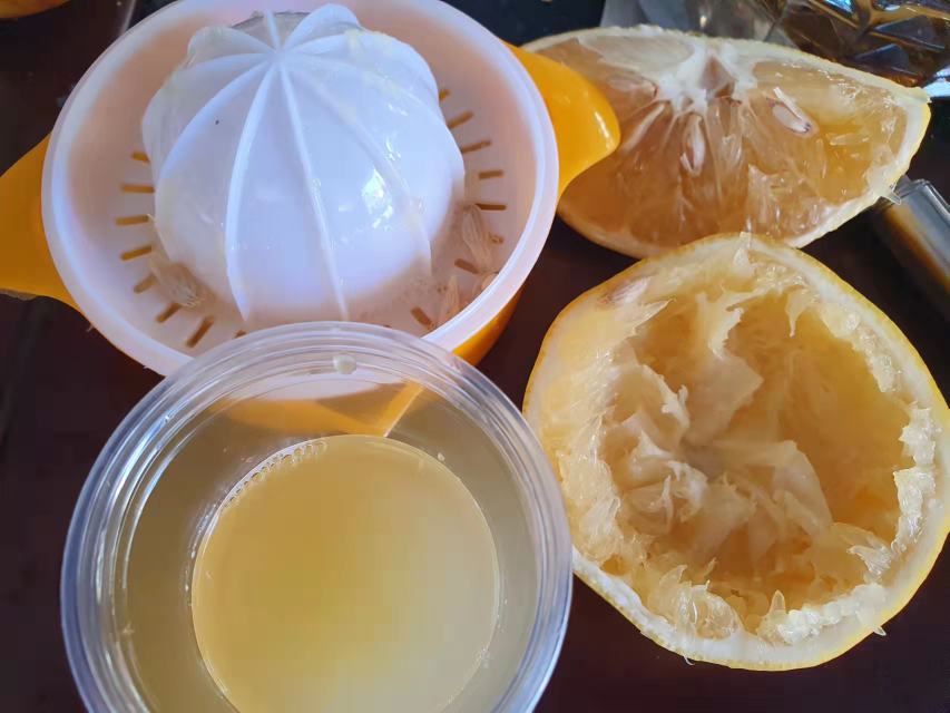 家庭自制葡萄柚果汁过程