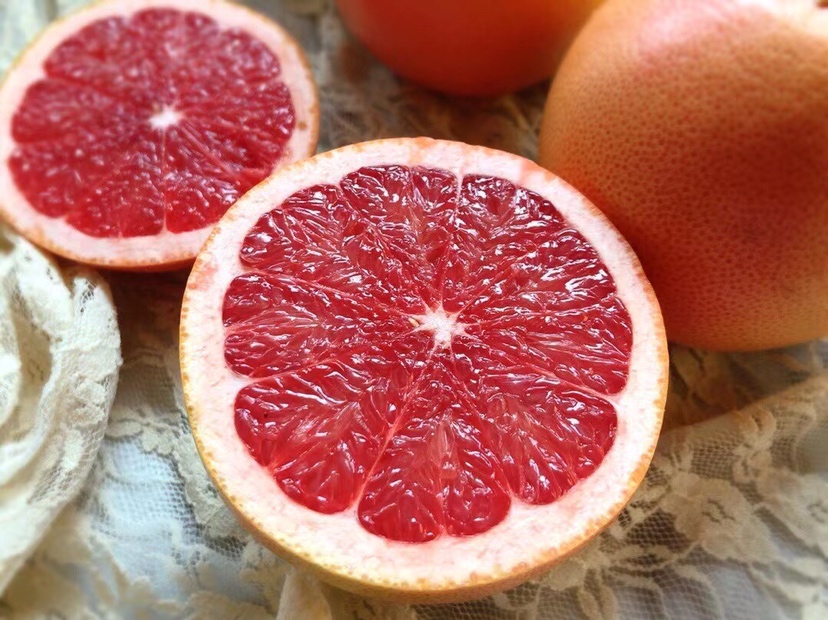 高清图展示葡萄柚的切面,果肉饱满、颗粒分明,呈现自然的粉红色泽 葡萄柚切面高清图