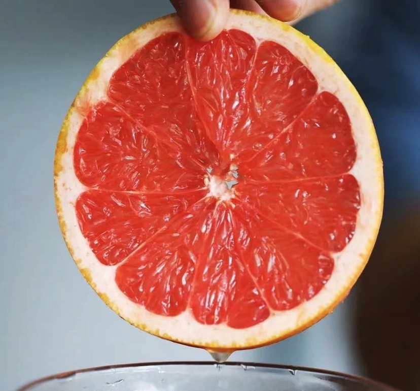 沃柑榨汁过程展示图