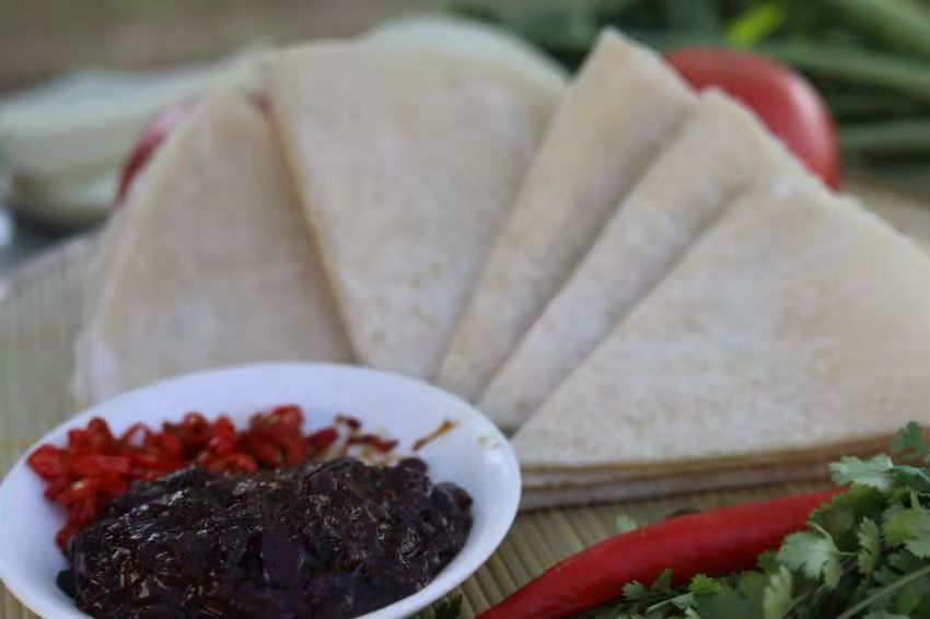 辣椒酱拌面与辣椒酱夹馍组合图