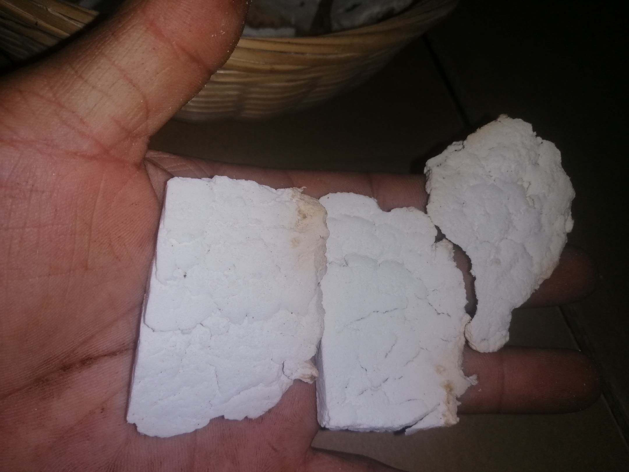 黄芪与茯苓药材实物对比图