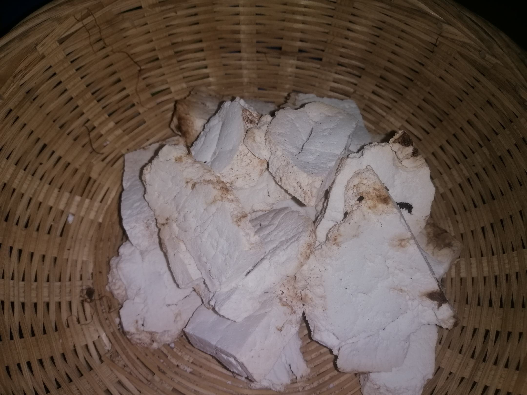 传统中药饮片摆拍:四味药材按古法比例陈列——左上茯苓块(云苓,直径1.5cm雪白断面)、右上怀山药片(河南焦作产,粉质细腻呈玉白色)、左下建宁白莲子(去心完整子叶,乳白微泛青光)、右下芡实(山东微山湖产,圆整饱满呈淡黄色;背景为青砖药柜与黄铜药秤,体现道地药材配伍严谨性 四神汤标准配伍药材组合