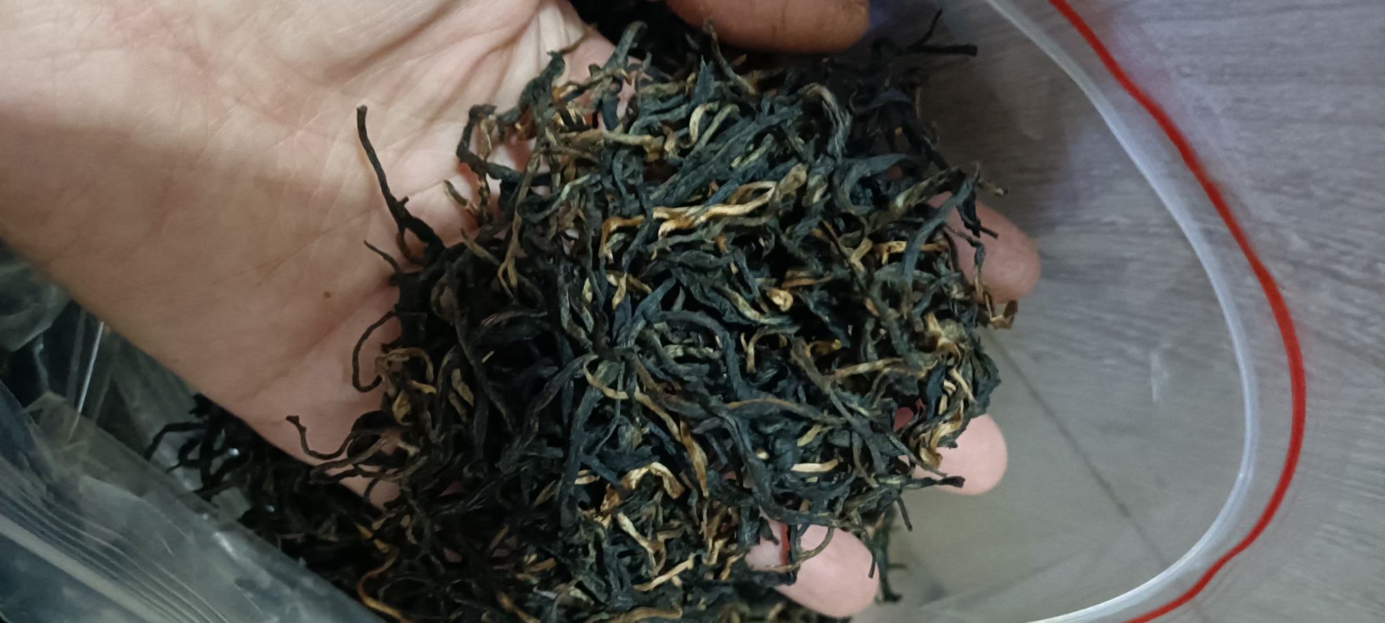 俯拍高清图:粗陶公道杯中盛放透亮红褐色茶汤(无沉淀、无浑浊),汤色比单泡熟普略深,比单泡山楂水更清亮;杯沿置竹制茶匙舀起少量茶汤,可见细腻挂杯现象;背景为素麻桌布与手写毛笔字提示卡:'忌空腹|宜饭后30分钟|禁配他汀',强化实用指导性 传统中式茶席上正确冲泡的山楂普洱茶汤特写