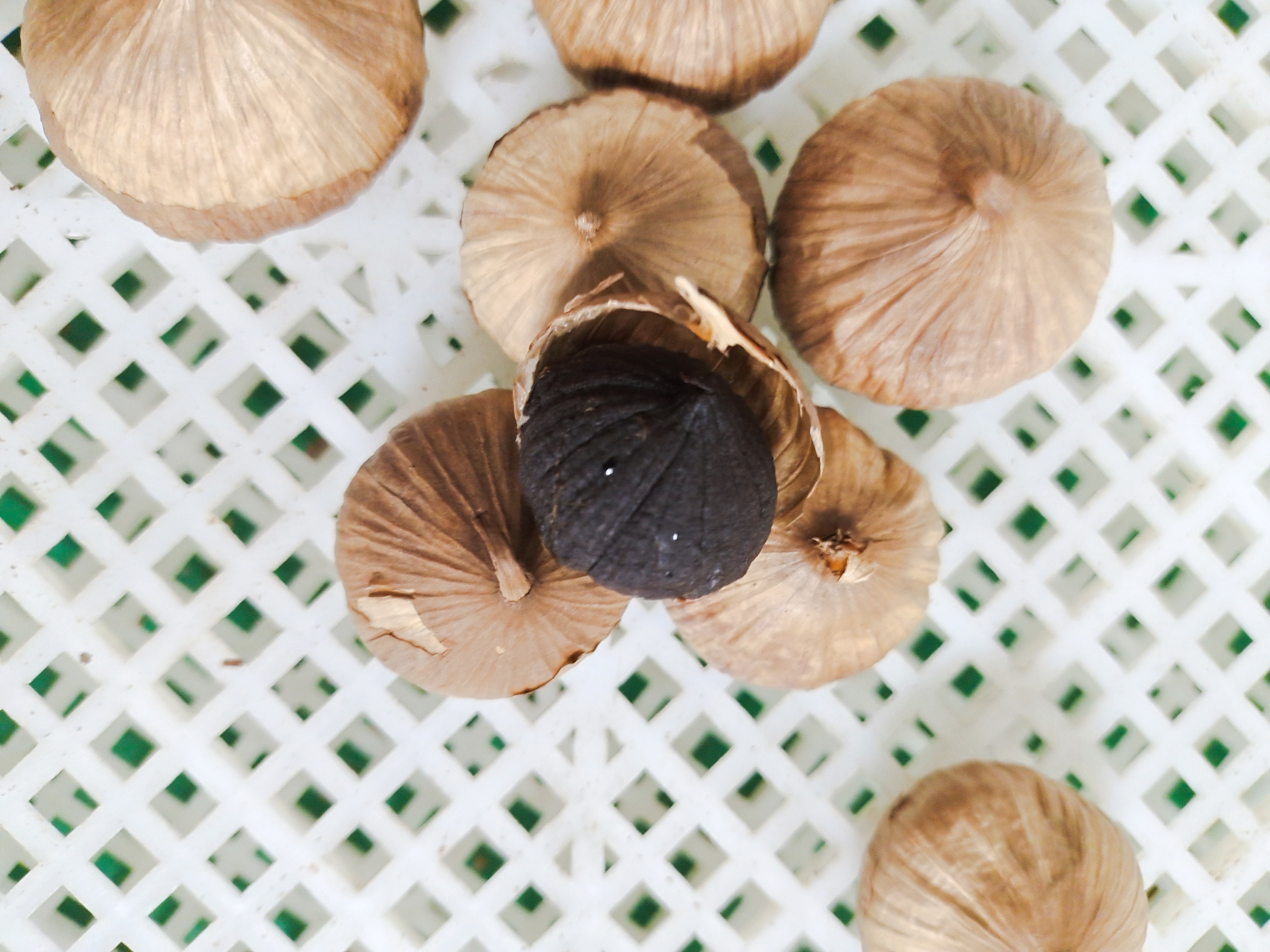 展示使用柠檬和小苏打去除容器蒜味的过程 去除容器大蒜味