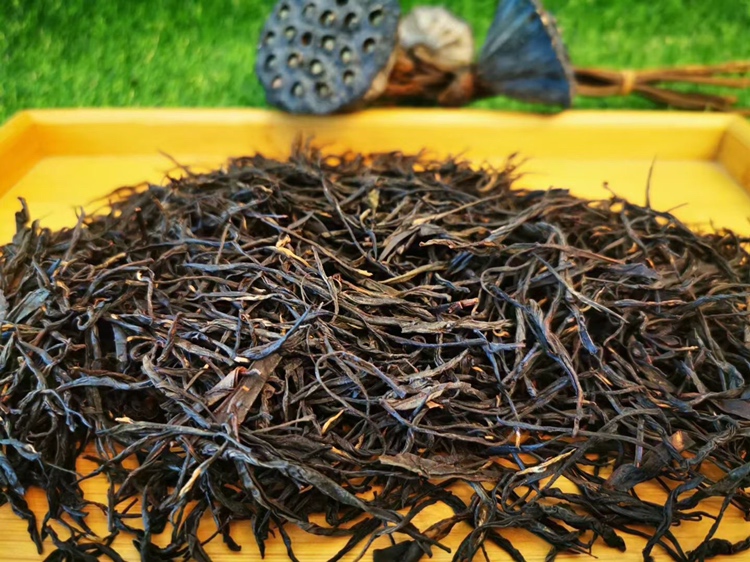 一张展示姜厚朴切片的照片,颜色偏棕褐色,质地干燥,放置于木质托盘上 姜厚朴药材图