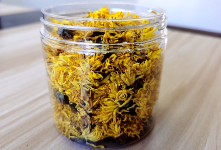 展示金丝皇菊枸杞菊花茶在玻璃杯中冲泡后的效果,茶汤清澈,花瓣舒展,枸杞漂浮 金丝皇菊枸杞菊花茶冲泡效果图