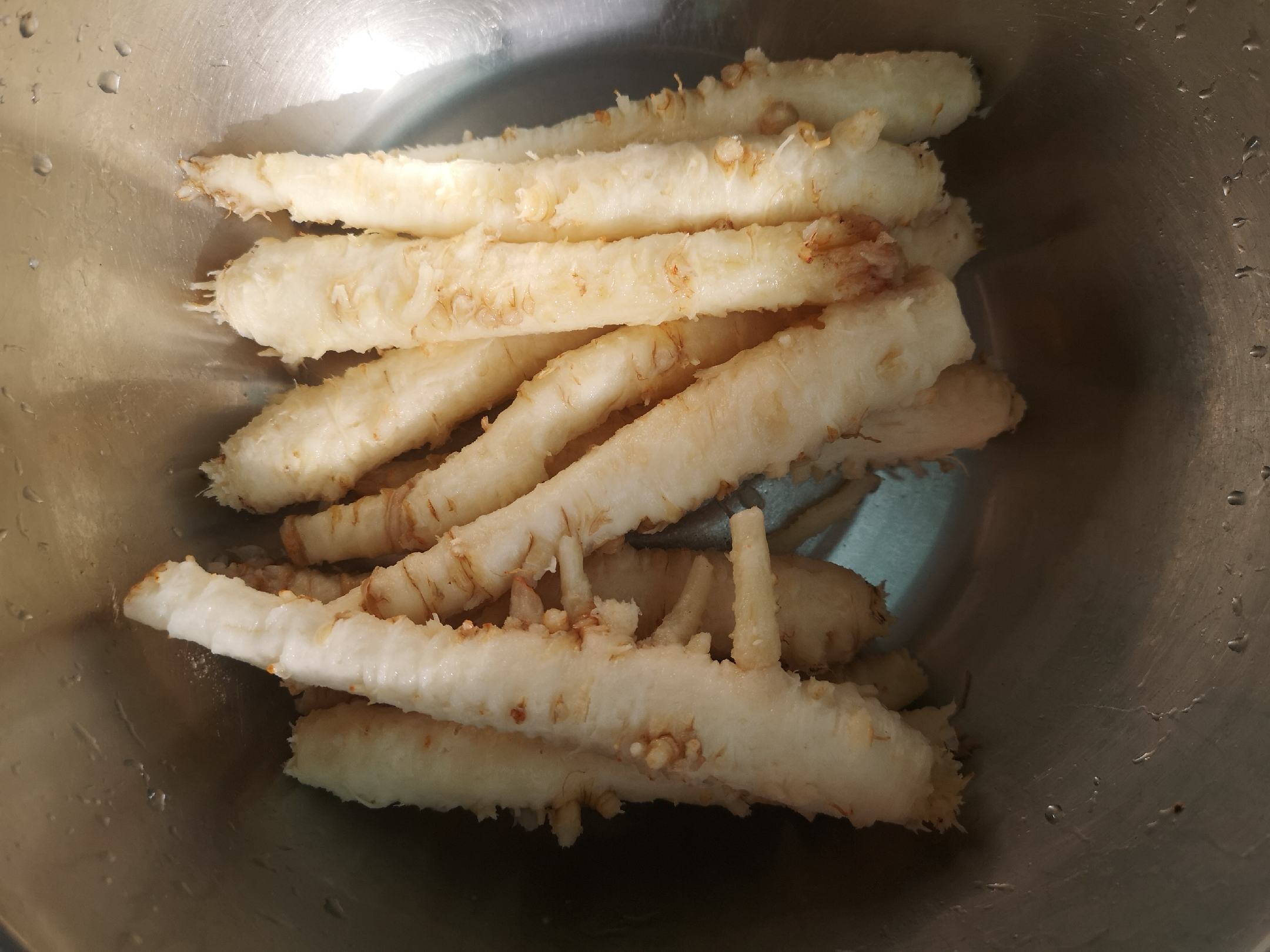 北沙参与麦冬、百合等中药材搭配使用,用于滋阴润肺 北沙参与其他中药材的搭配