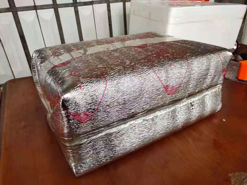 奶油草莓保存工具与冷藏环境示意图