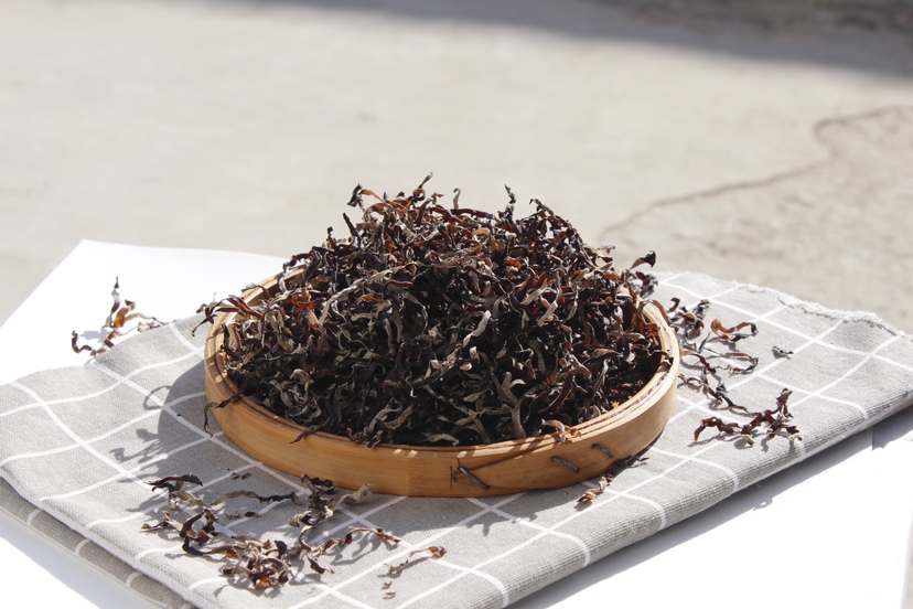 高清美食摄影:清炒毛木耳成品特写,展现其厚实脆嫩质地与鲜艳配菜对比,不锈钢炒锅背景,体现家庭厨房真实烹饪场景 毛木耳家常菜式:清炒毛木耳配青椒红椒,食材色泽分明,木耳饱满有弹性,青椒切菱形片,热油锅中刚出锅状态,蒸汽微升