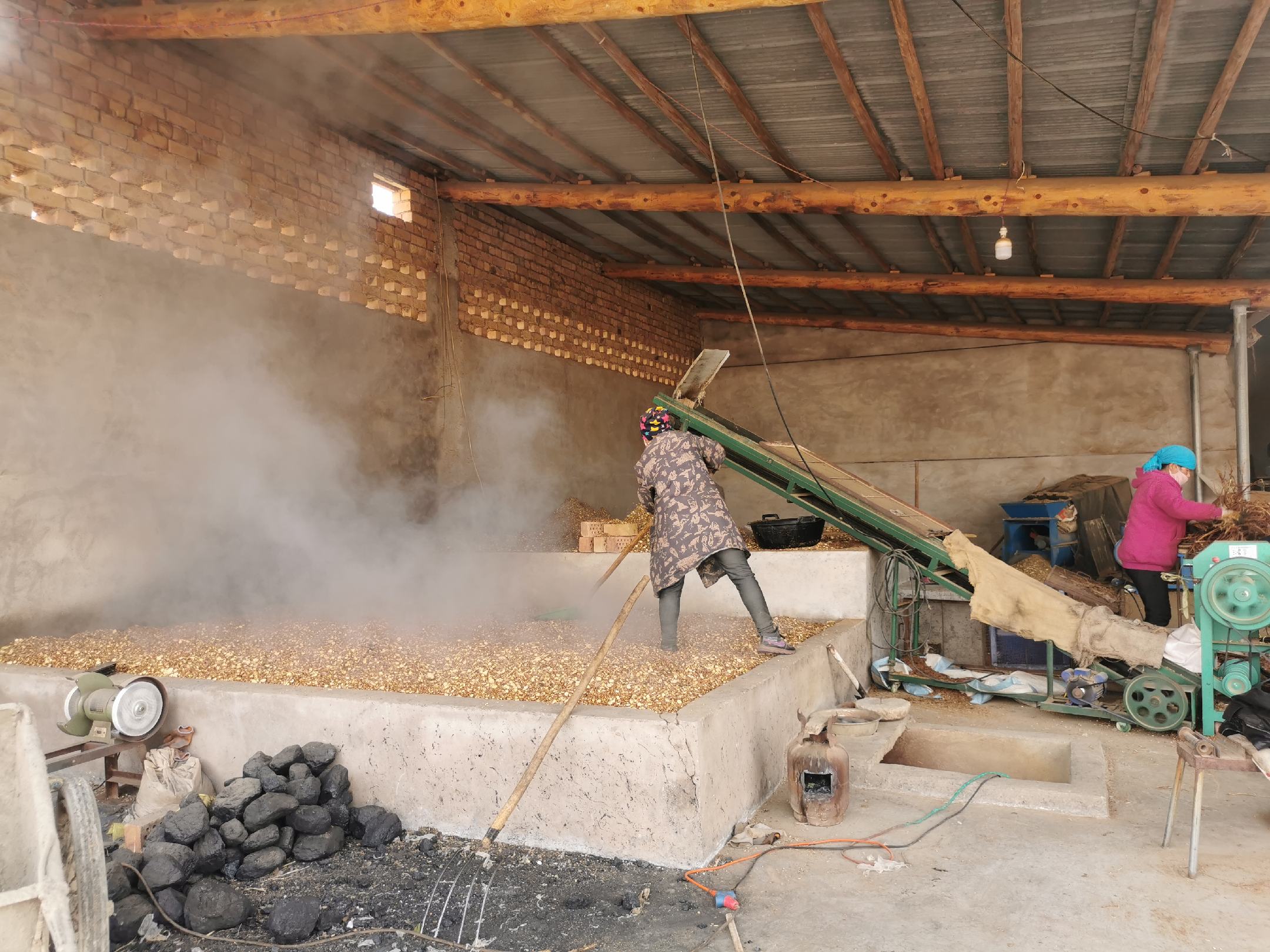 茶园中使用除草剂的场景