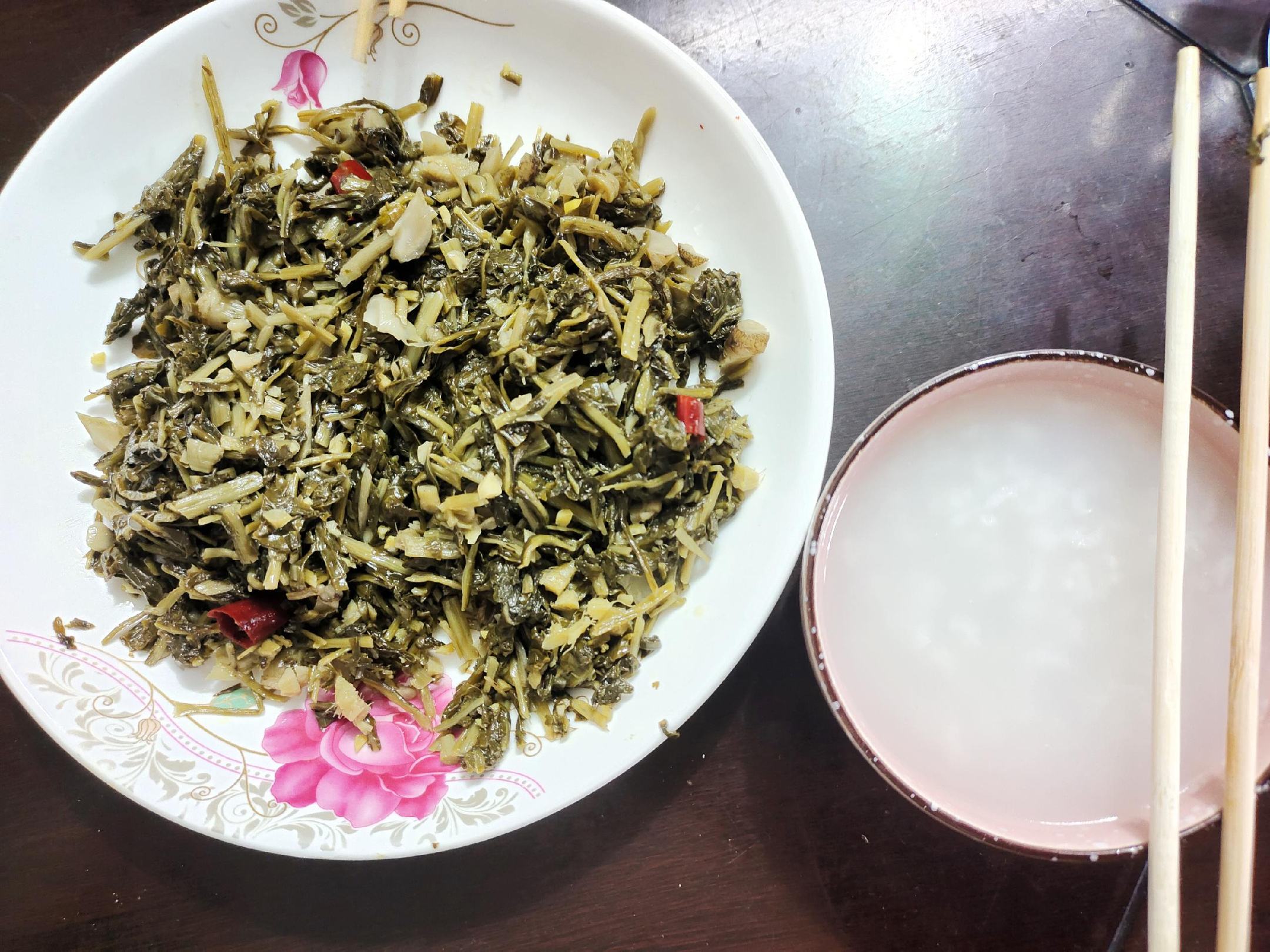 腌制完成的小咸菜成品图