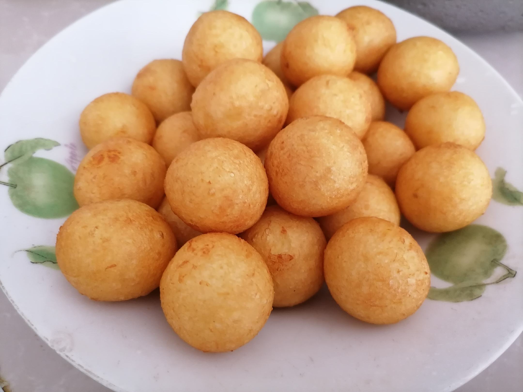 展示炸好的胡萝卜和青萝卜丸子成品,色泽金黄,排列整齐 胡萝卜和青萝卜丸子成品图