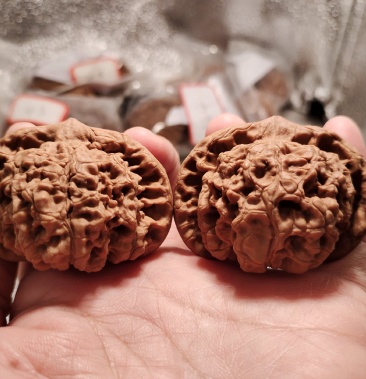 [文玩核桃批发]024号矮桩王勇官帽价格75.00元/个 - 一亩田