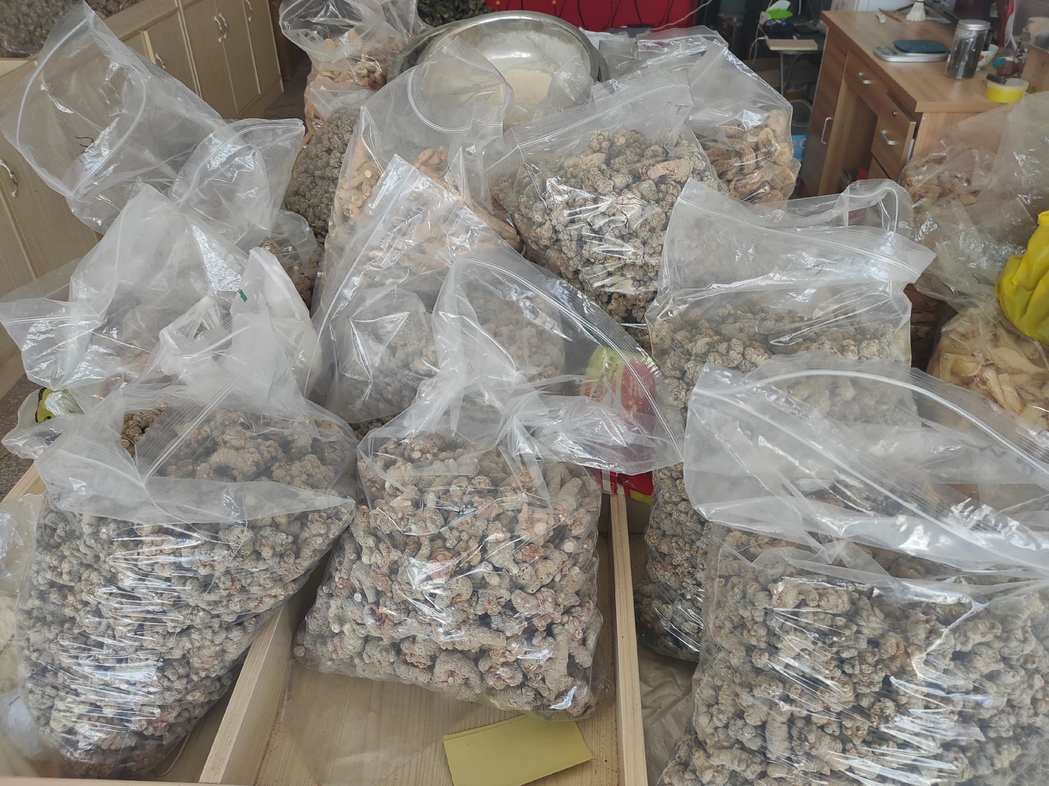 展示三七保存方法的示意图,包括密封罐、干燥剂和冷藏环境 三七保存方法示意图