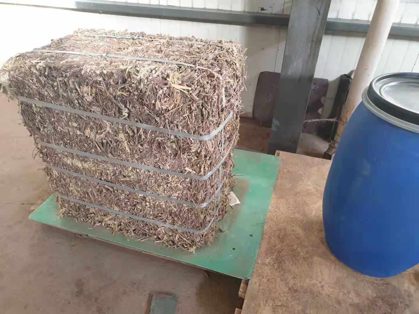 图片说明:一瓶除草剂旁边摆放着急救药品和拨打急救电话的手势,强调误服后的紧急处理 除草剂瓶装与急救措施示意图