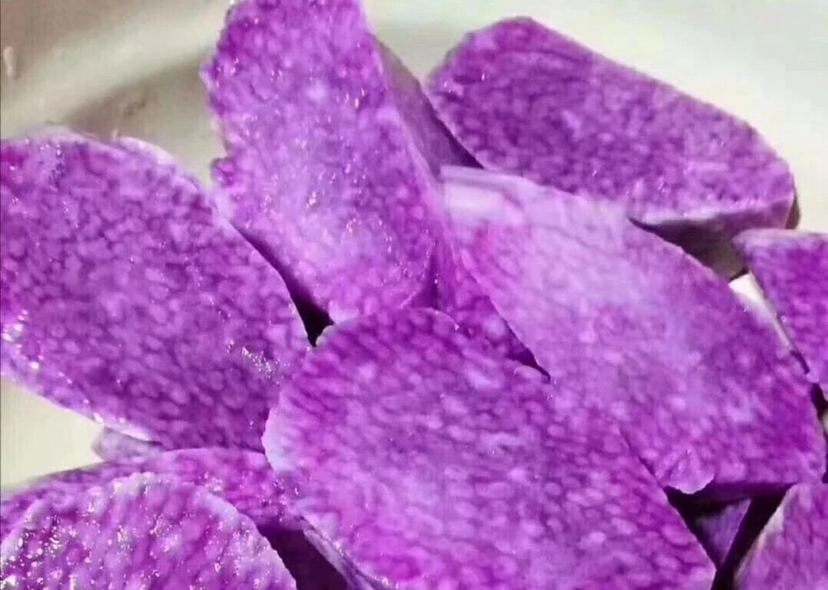 高清特写:左侧为经醋水护色处理的淮山薄片(洁白透亮无褐斑),右侧为盐渍脱水后的紫洋葱丝(半透明、柔韧无水渍);背景为不锈钢刮刀、食品级PVC手套、计时器显示3分钟,体现专业预处理流程 淮山与洋葱预处理对比图
