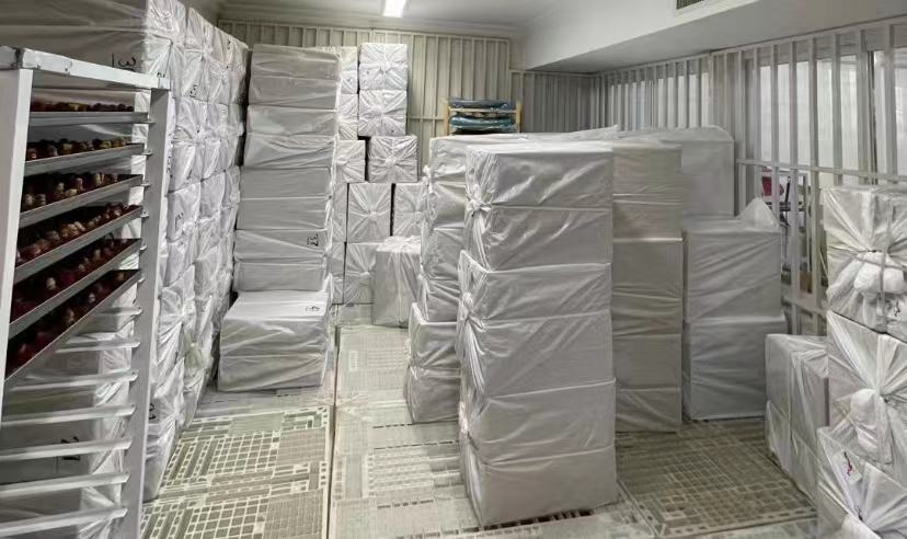 展示花旗参的正确储存方式示意图,包括密封罐、干燥剂、避光容器等元素 花旗参储藏方法示意图