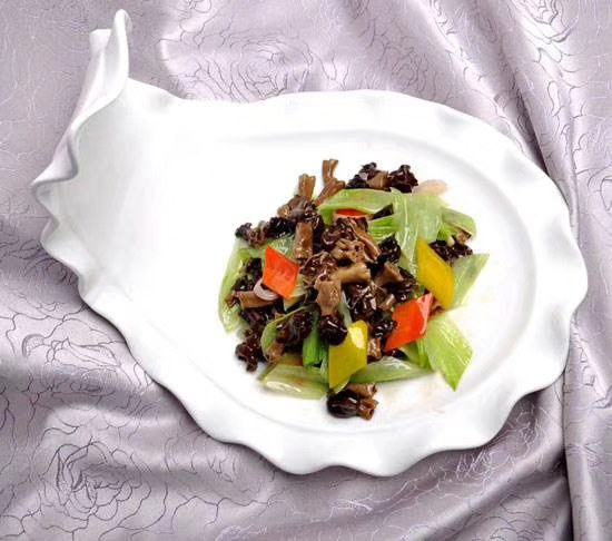 成品图：色彩丰富的蘑菇洋葱红椒炒菜