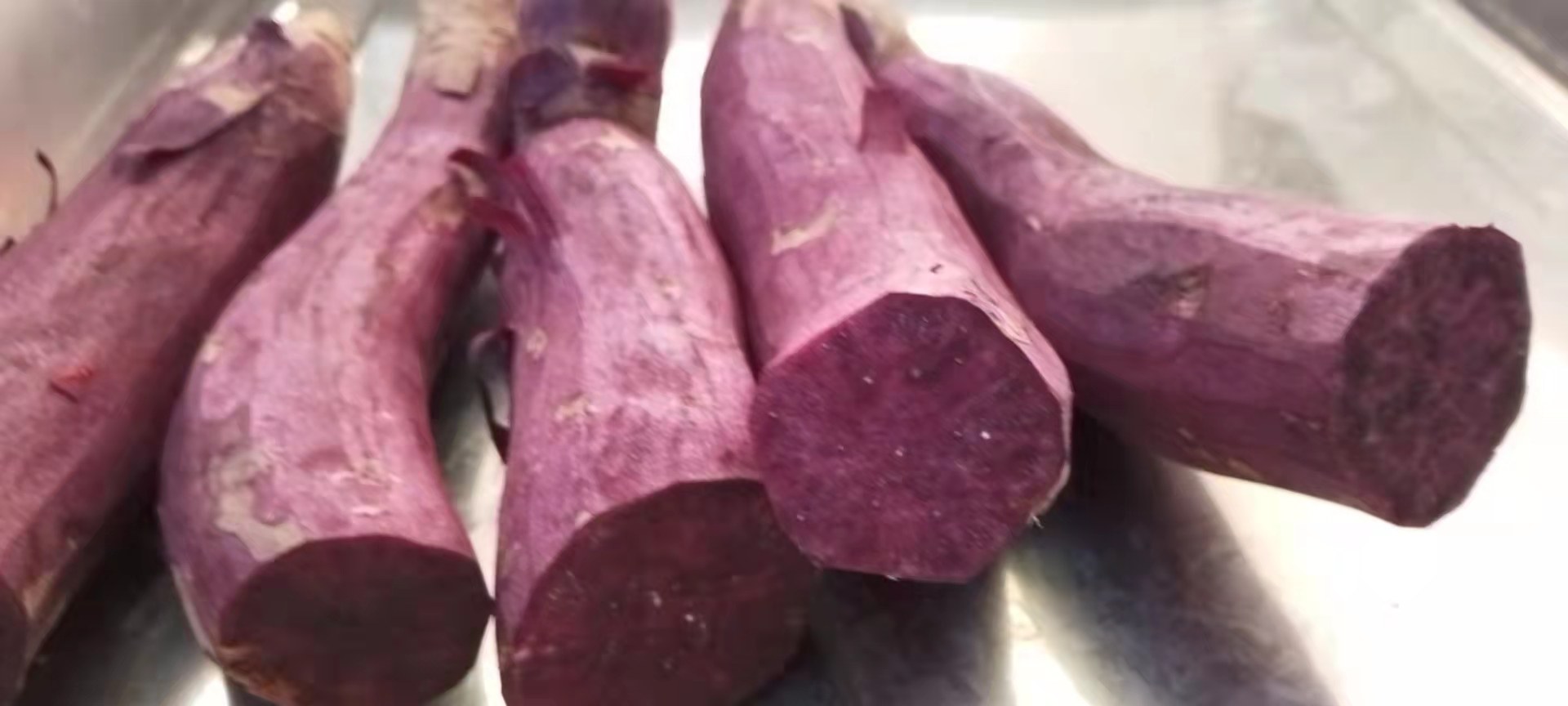 紫薯清洗与去皮过程特写