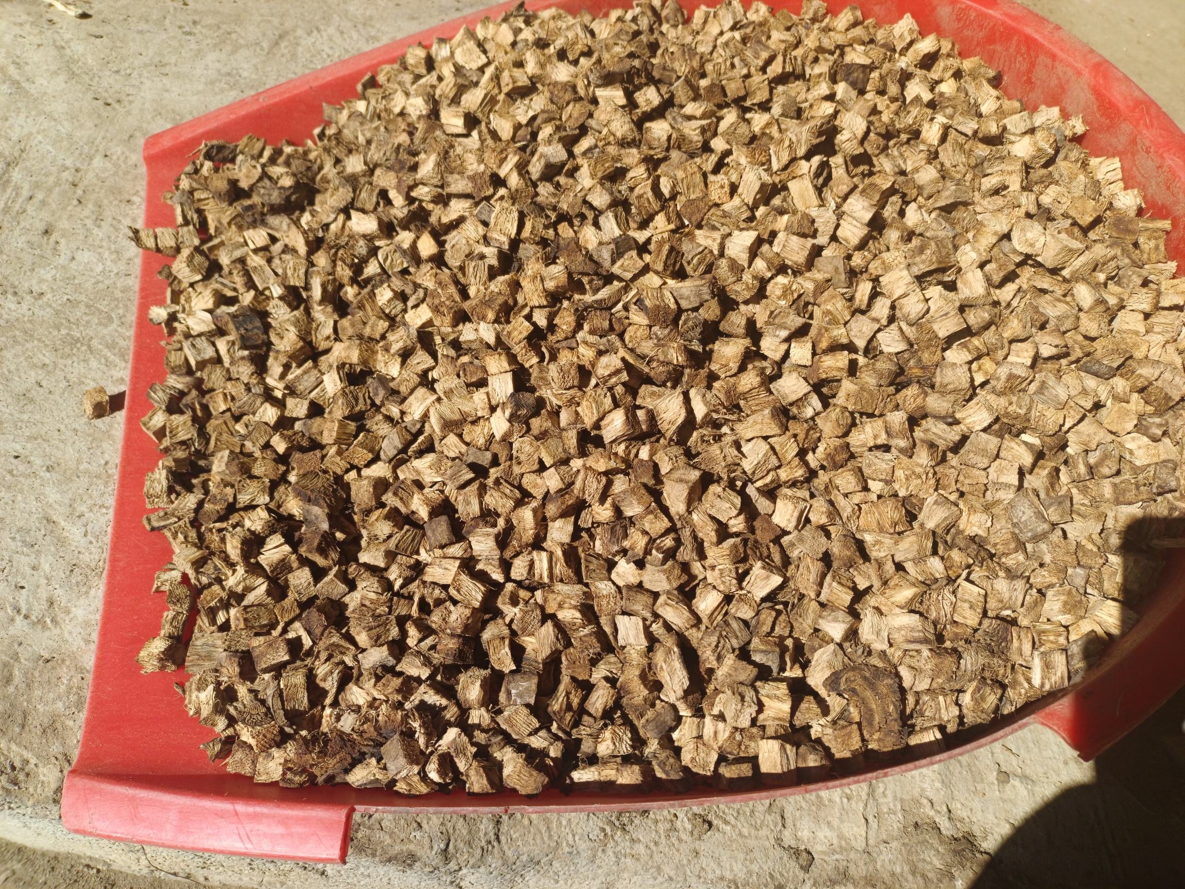 图片说明:展示干燥的桂枝与粉葛药材,清晰可见其颜色与形态特征 桂枝与粉葛药材图