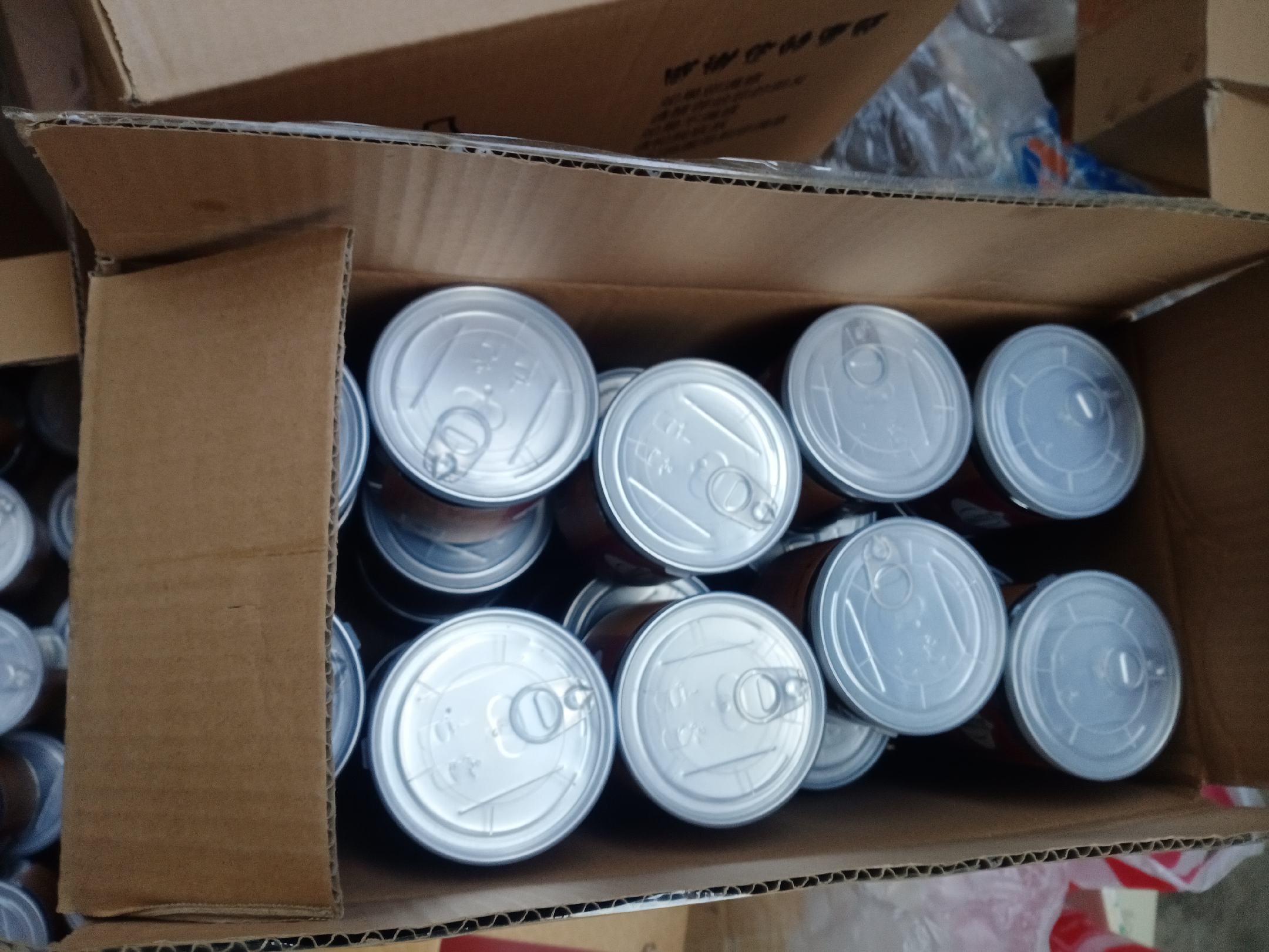 一罐晶莹剔透、色泽诱人的蒜米泡醋成品,瓶口封口严实,背景为厨房台面 蒜米泡醋成品展示