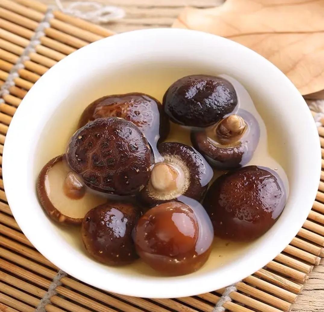 泡发完成的干香菇与金黄香菇水特写