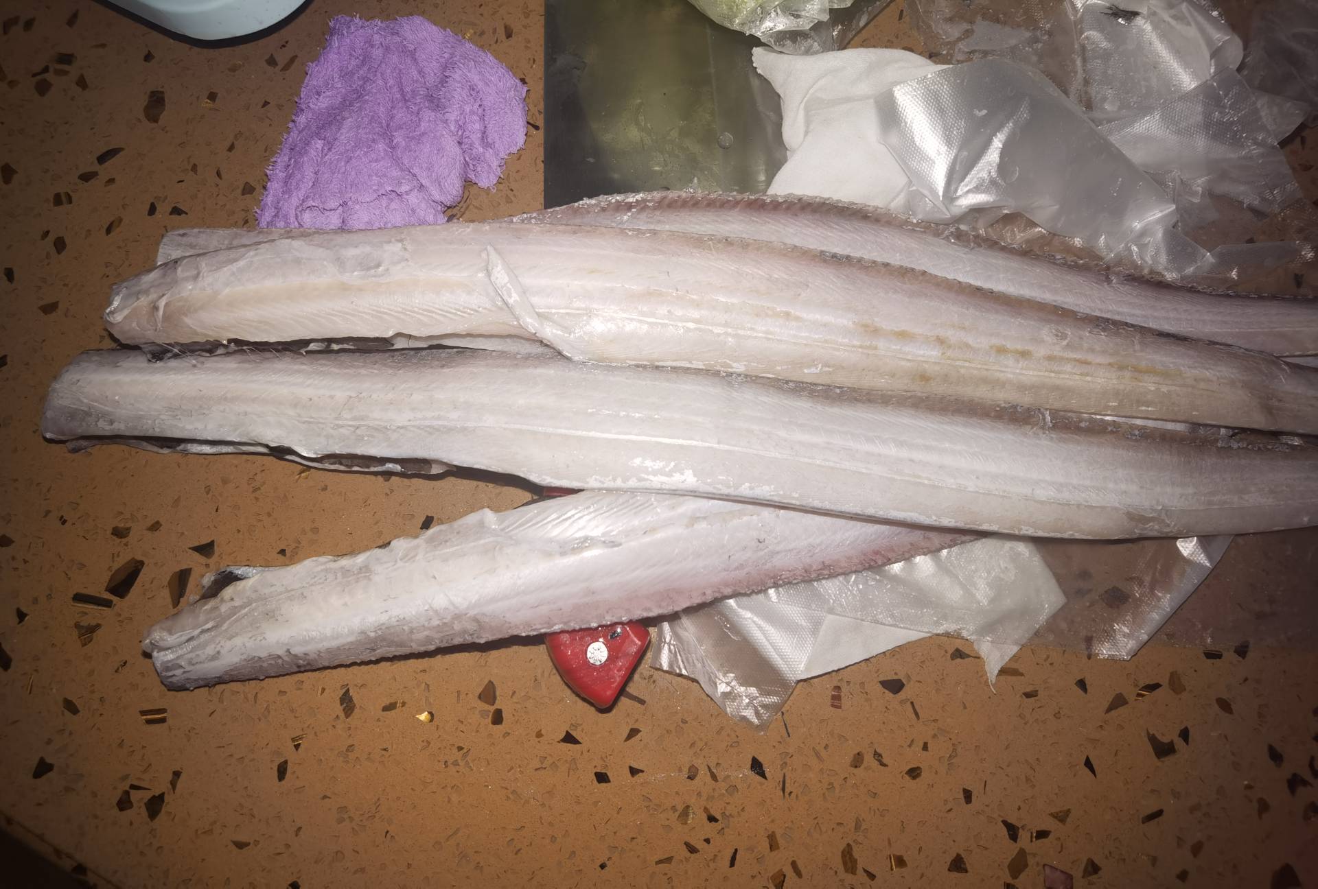 清蒸鱼和平菇的食材摆盘图