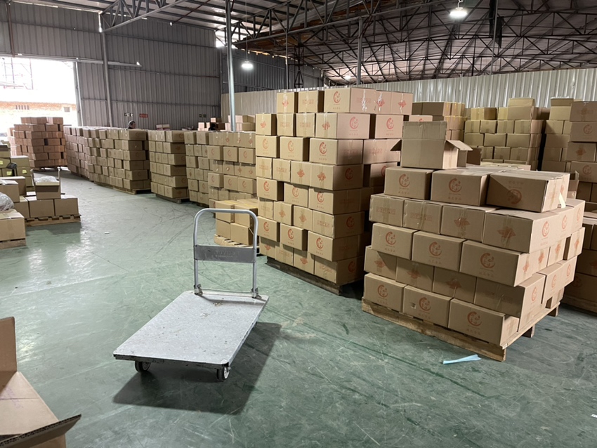 展示现代化红薯干生产车间内部景象:不锈钢传送带输送切片红薯进入多层网带式干燥机,工人在中央控制屏前操作参数,设备上方标注‘低温冷干·锁鲜技术’,体现智能化与标准化加工流程 现代红薯干自动化生产线