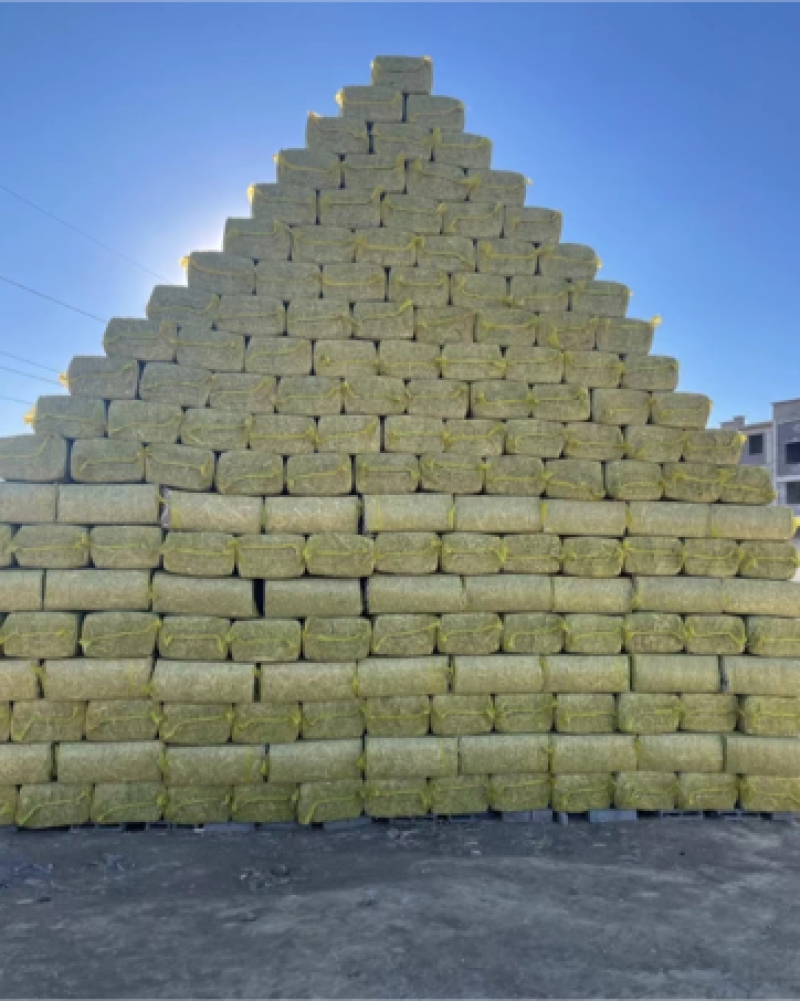 喂牛羊玉米秸秆精品无尘过夏草包